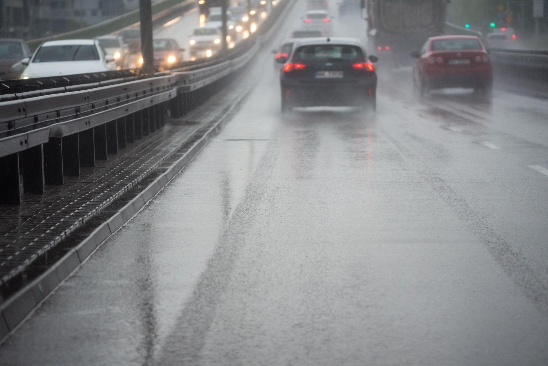 Woda zalegająca na asfalcie w nocy potrafi działać jak lustro