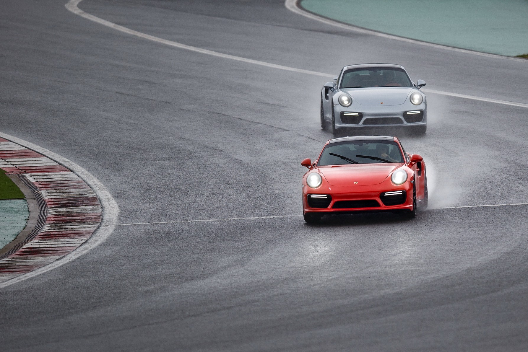 Porsche Carrera S i Turbo S na torze Istanbul Park
