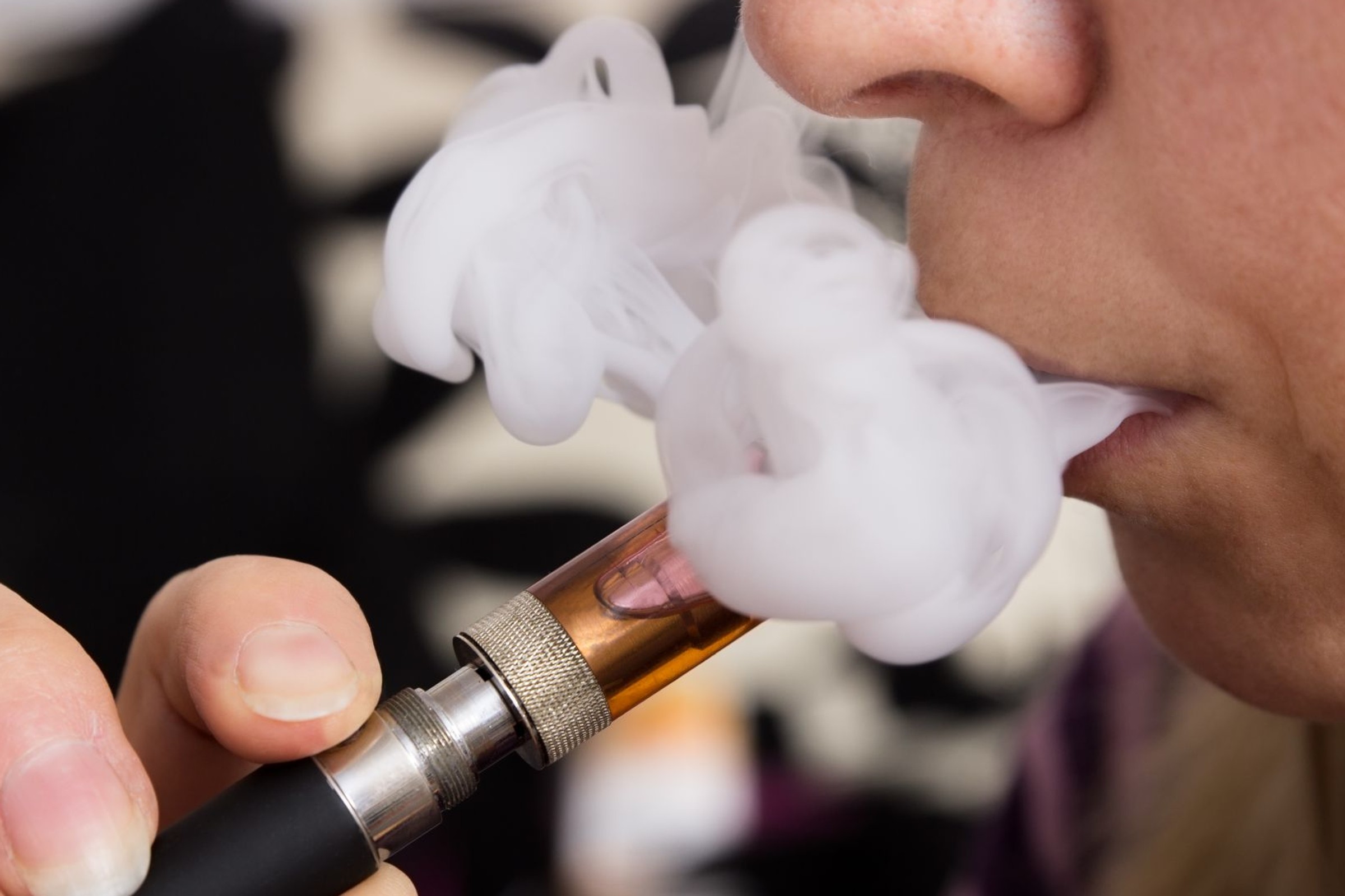 Mandat za palenie za kierownicą? Niemiecki sąd wydał przełomowe orzeczenie