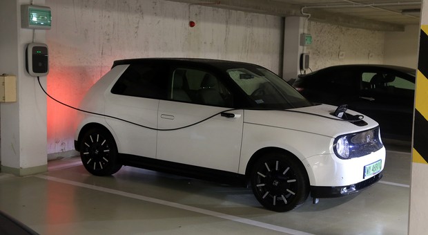 Ładują elektryki w bloku. Prawie dwa lata sąsiedzi nie mogą się dogadać
