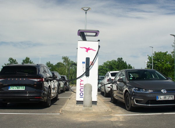 Naukowcy potwierdzają. Pasażerowie aut elektrycznych mogą cierpieć na chorobę lokomocyjną