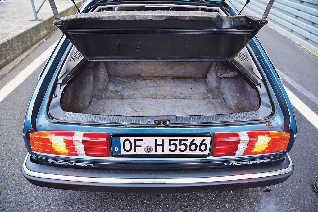 Klapa w górę! Pluszowa wykładzina bagażnika w Vitesse za sprawą nieszczelności często zamienia się w wilgotne środowisko dla pleśni.