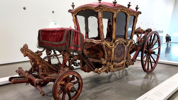 Czym podróżowali najbogatsi, gdy nie było jeszcze Rolls-Royce'ów, Bentley'ów i Maybachów? Muzeum Powozów w Lizbonie