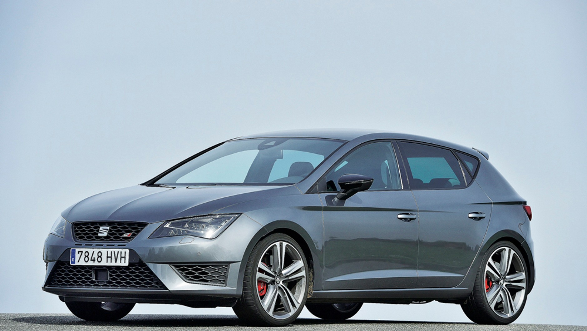 Seat Leon Cupra mimo przedniego napędu dotrzymuje kroku rywalom. Na torze wykręca niewiarygodne czasy!