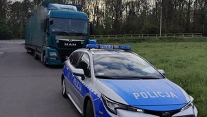 Policjanci zatrzymali kierowcę ciężarówki. Szybko się zorientowali, w czym rzecz