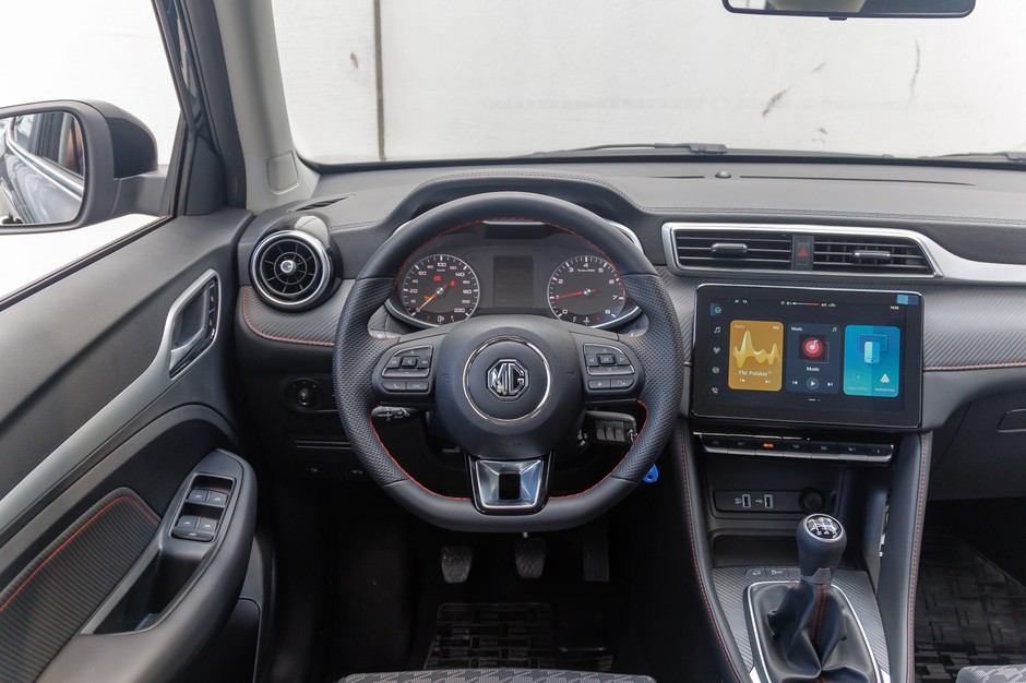 Dacia Duster kontra MG ZS. Porównanie dwóch budżetowych samochodów