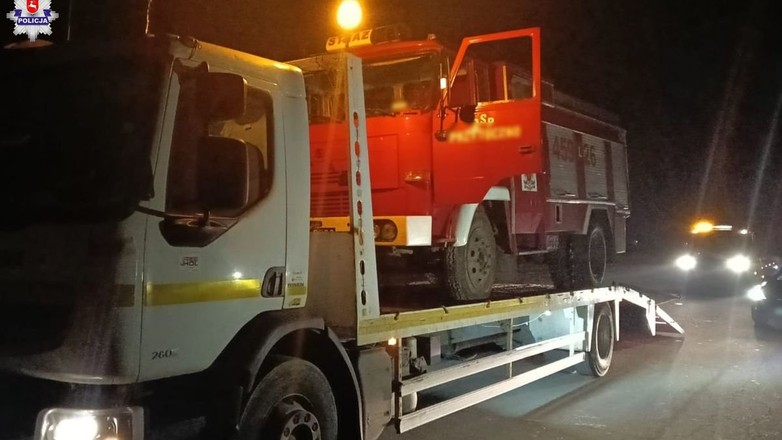 Policja zatrzymała do kontroli wóz strażacki. Jadący nim mężczyźni w ogóle nie powinni wyjechać na drogę