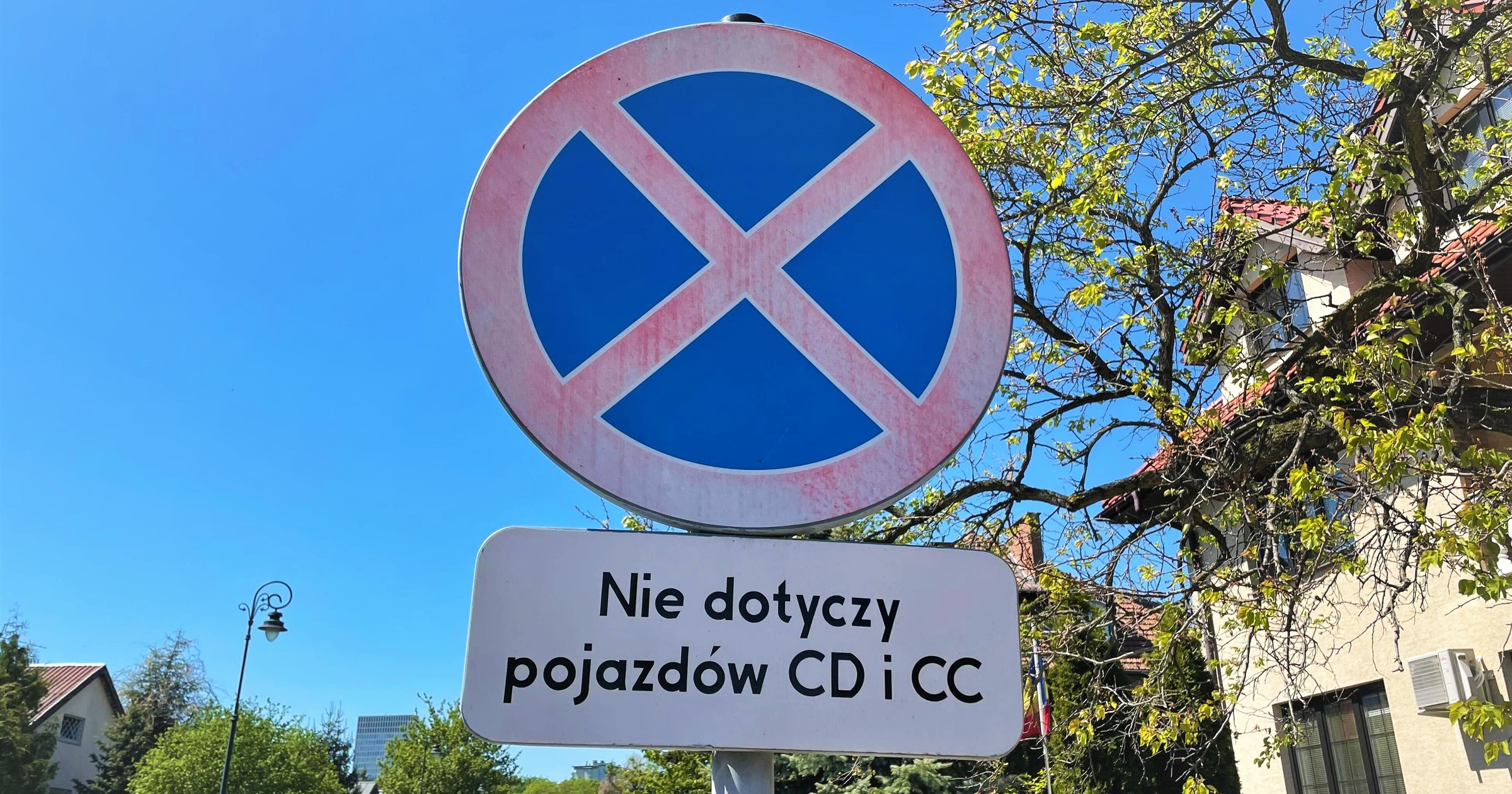Zakaz parkowania z wyłączeniem pojazdów CD i CC