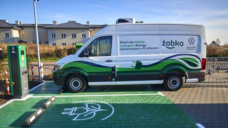Ekologiczny sklep Żabka z ładowarką dla aut elektrycznych