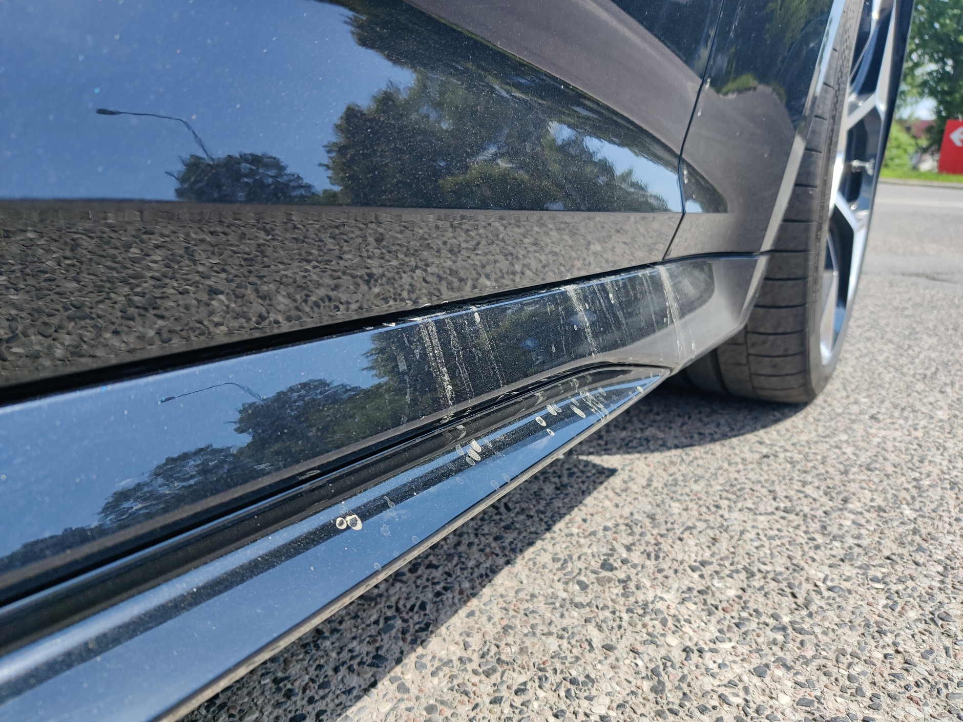 Żółty pył na karoserii i we wnętrzu