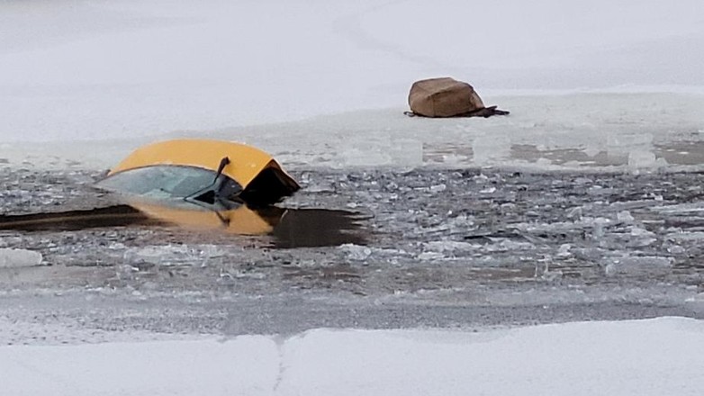 Tonący w jeziorze samochód
