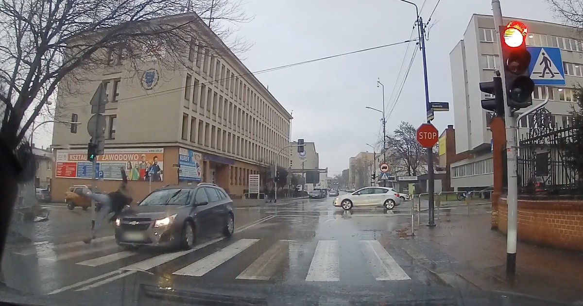 Po potrąceniu przez kierowcę Chevroleta 43-letni mężczyzna trafił do szpitala