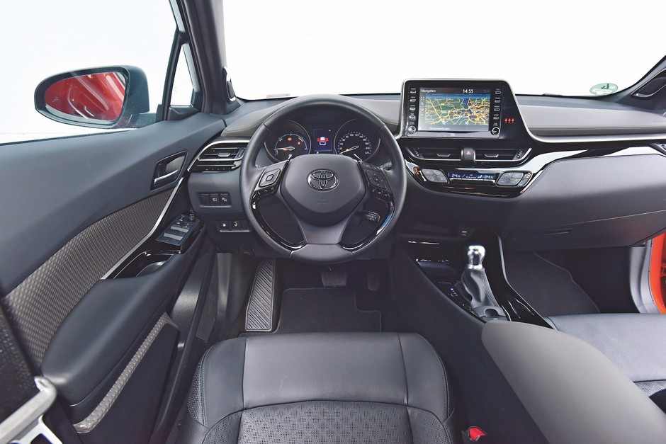 Toyota C-HR – kokpit