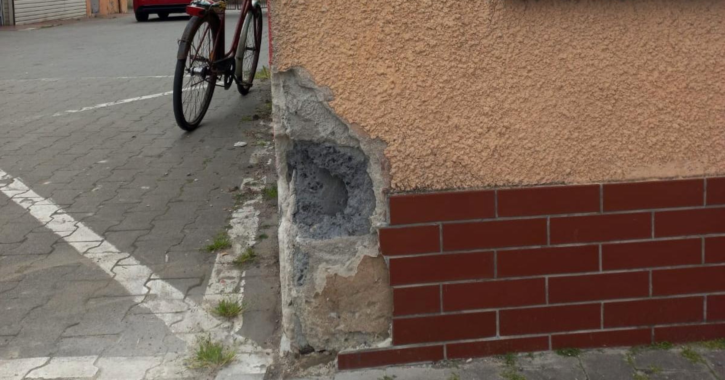 Kierowca BMW uderzył w ścianę