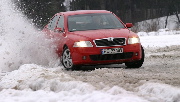 Drift na śniegu, kulig za autem. Policjant za to nie pouczy, a od razu da mandat, i to nawet na 6000 zł