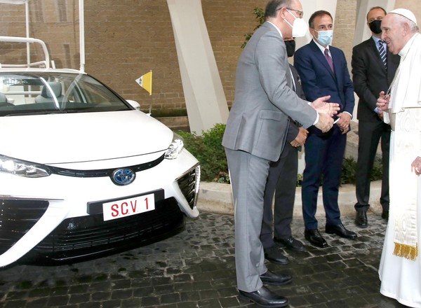 Papamobile na wodór - nowa Toyota dla papieża