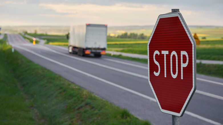 Znak STOP nakazuje bezwzględne zatrzymanie pojazdu