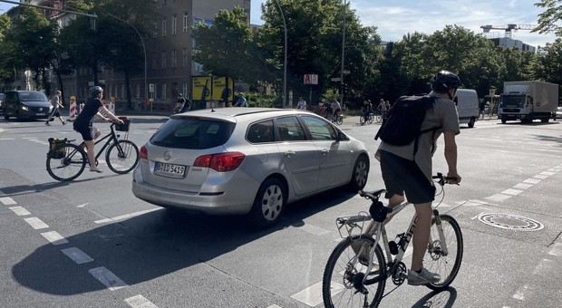 Czy rowerzysta może jechać ulicą, gdy obok jest nierówna ścieżka rowerowa?