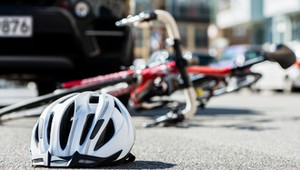 Rowerzysta wjechał w bok samochodu na przejeździe dla rowerów. Zdziwił się, że to jego wina