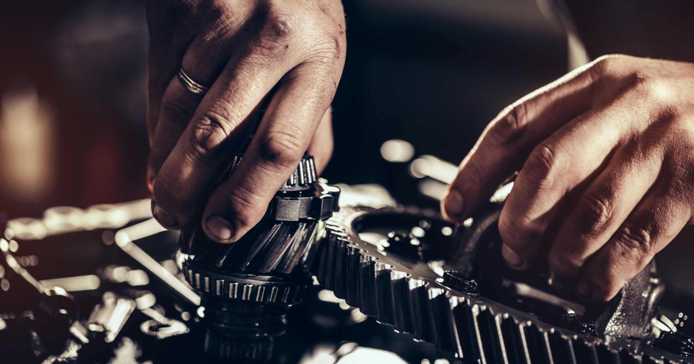 W ramach Akademii Części OTOMOTO razem z mechanikiem Markiem Mozgą podpowiadamy, jak nie wydawać majątku na części zamienne.