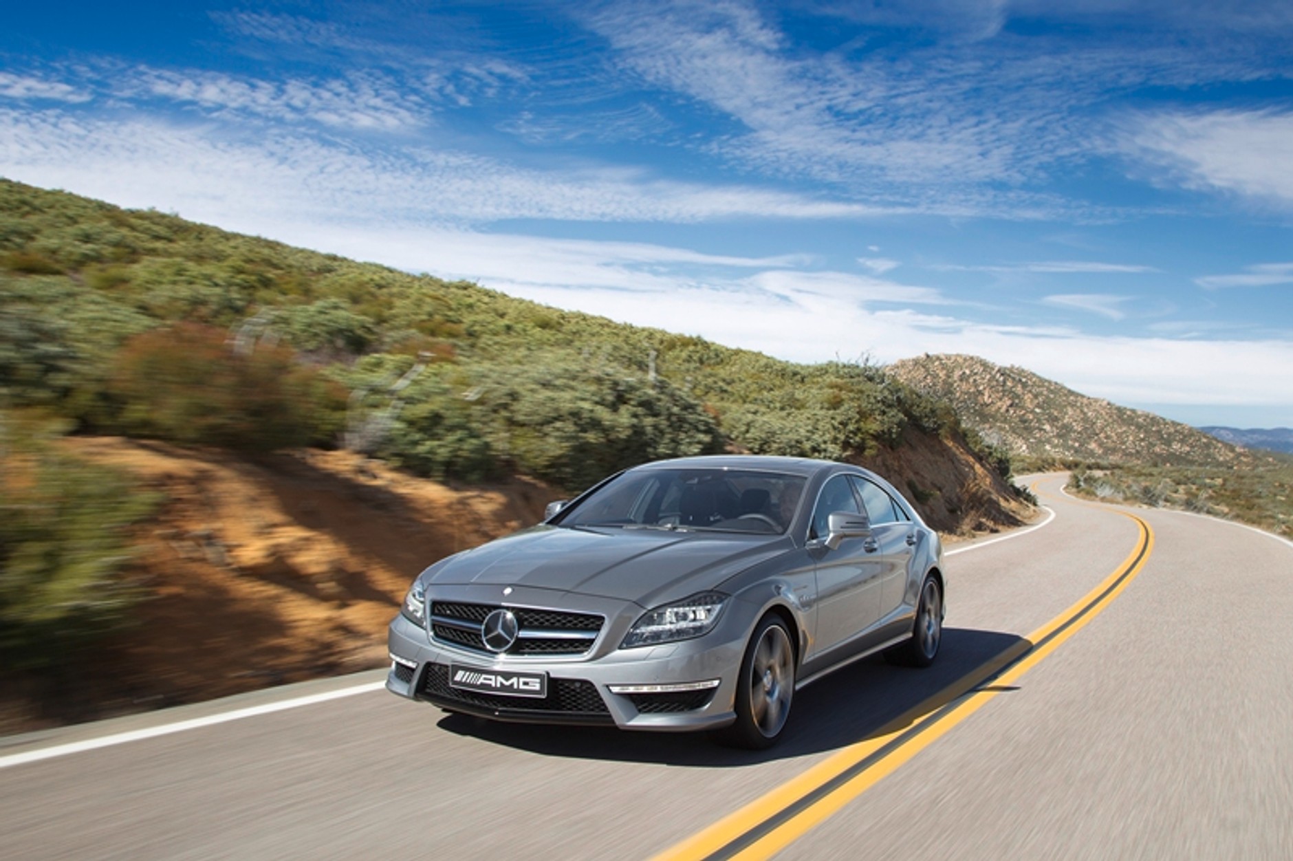 Mercedes CLS63 AMG ma rozdwojoną jaźń i świetnie wychodzi na zdjęciach