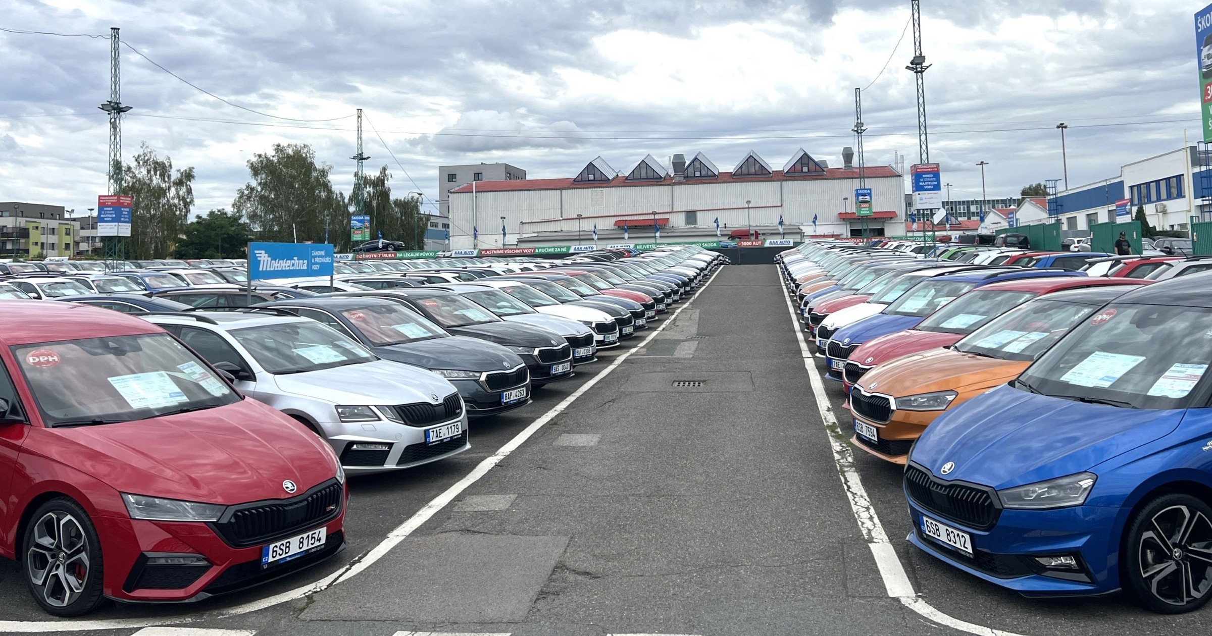 Salon sprzedaży samochodów używanych AAA Auto w czeskiej Pradze w dzielnicy Dolni Chabry