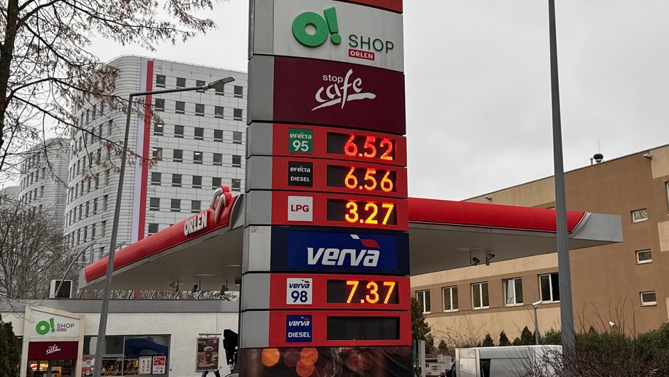 Ceny litra LPG na niektórych stacjach zbliżają się już do 3,30 zł za litr. Stacja w Warszawie, 10 grudnia.