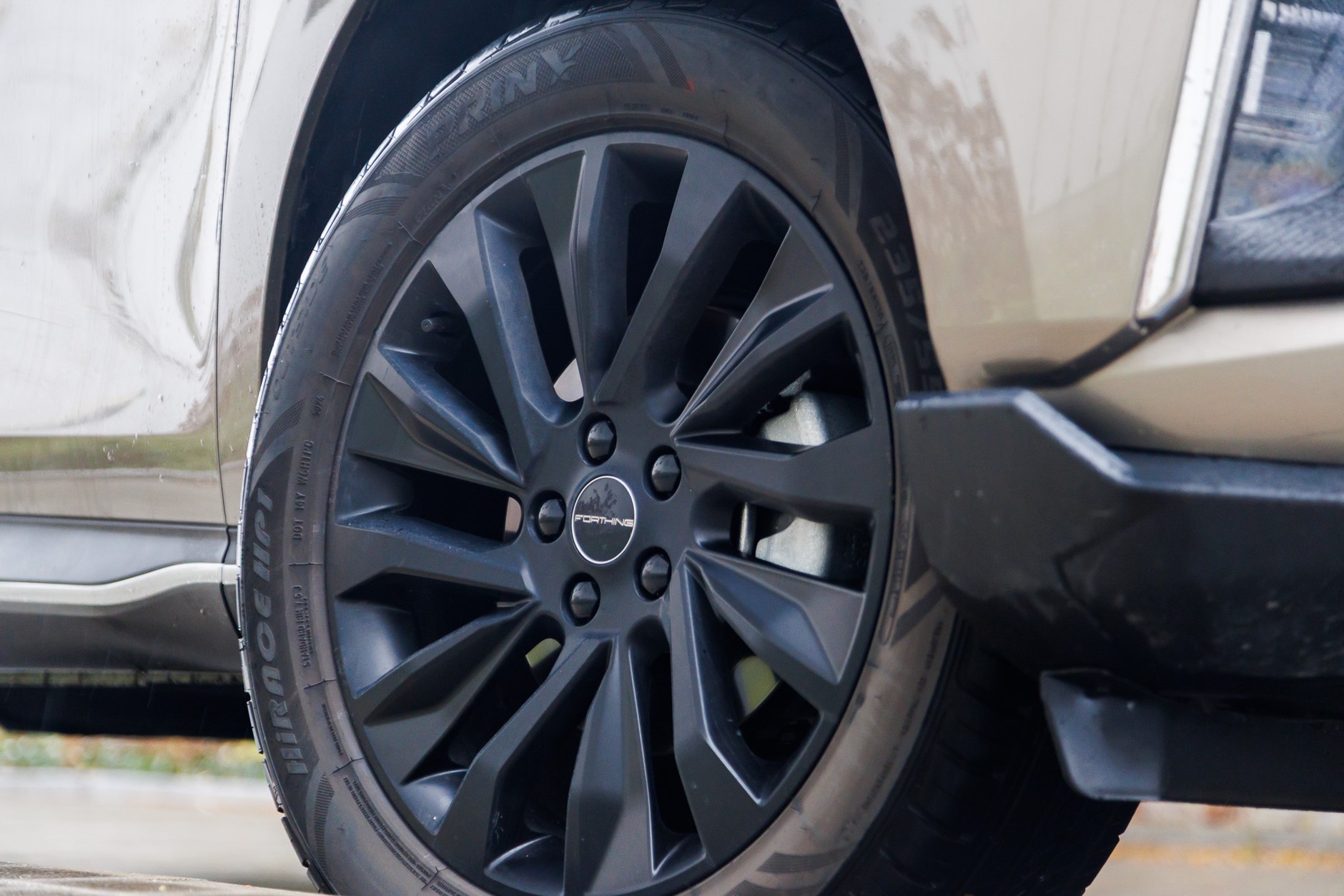 Sprzedawany w Polsce Forthing T-Five wyposażony w opony Prinx Hirace, teoretycznie również całoroczne. Widzieliście kiedyś takie?