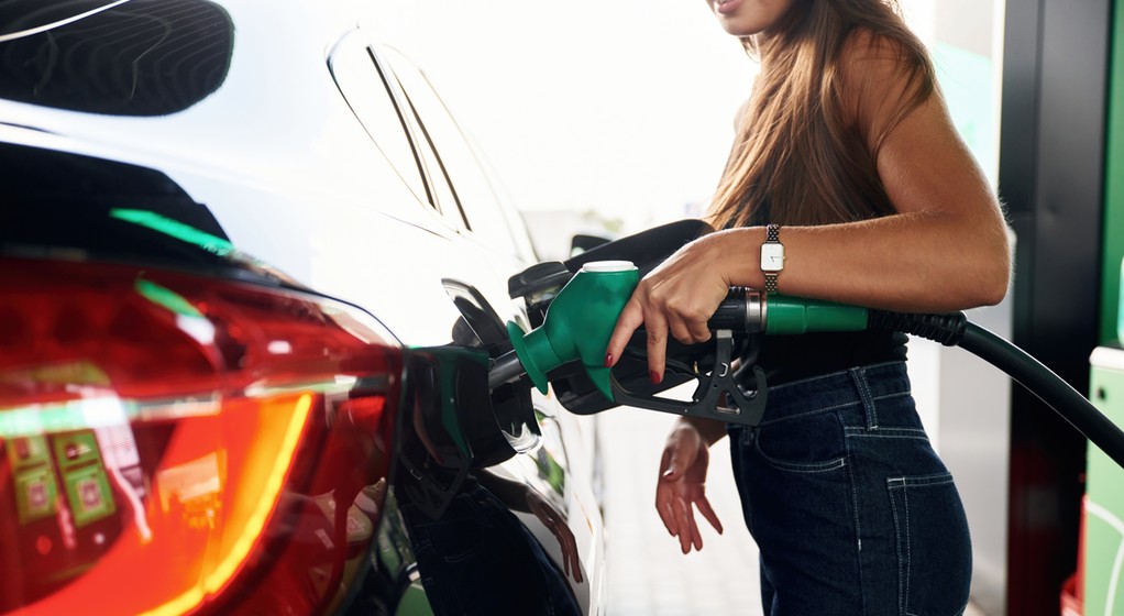 Tankowanie paliwa na stacji benzynowej. Tyle cieczy zostaje w wężu