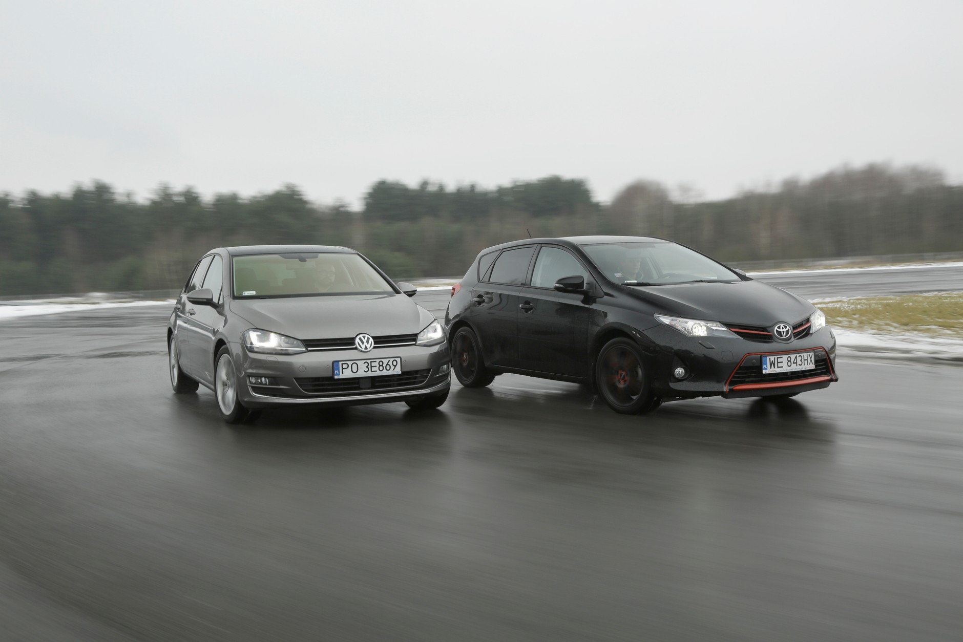 Silniki obu aut mają podobną moc, ale uzyskują ją inaczej. W Golfie dzięki doładowaniu, w Aurisie – za sprawą większej pojemności.