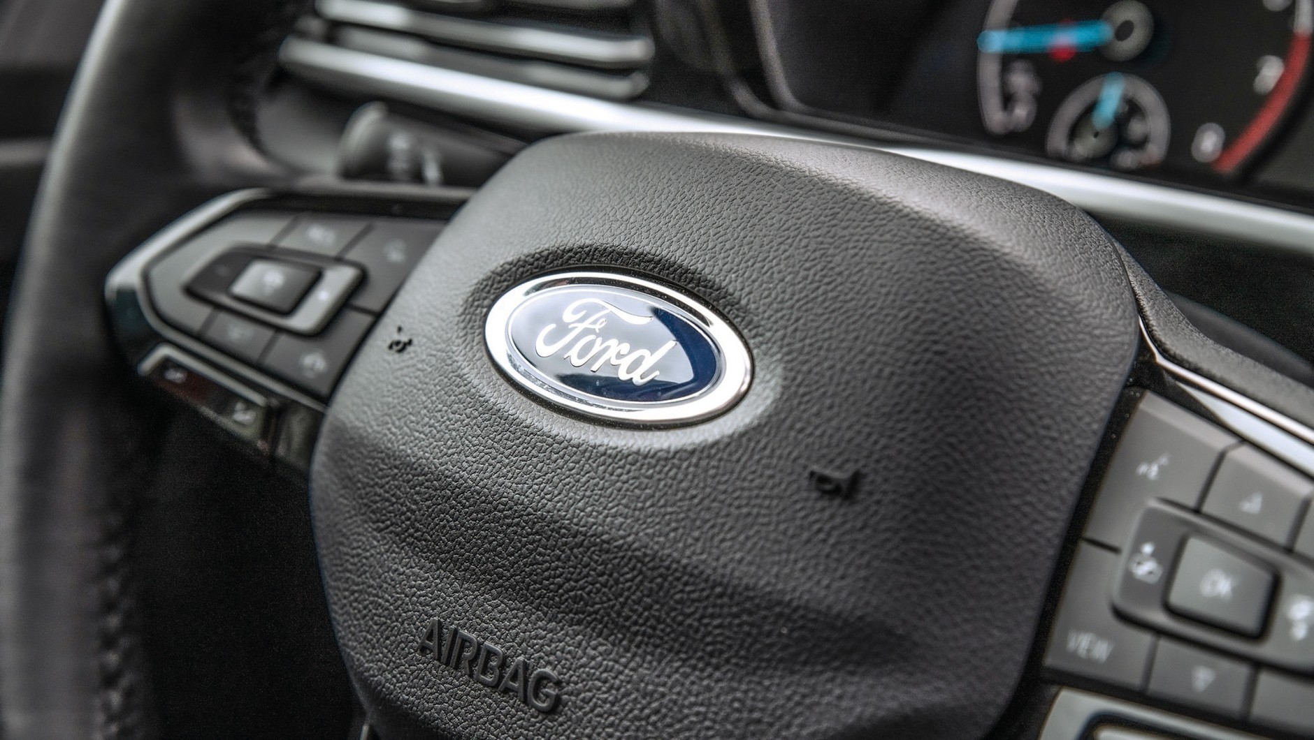 Ford Tourneo Connect 2022:  fordowski przycisk klaksonu z logo na kierownicy Volkswagena. Różnice w kabinie są marginalne.