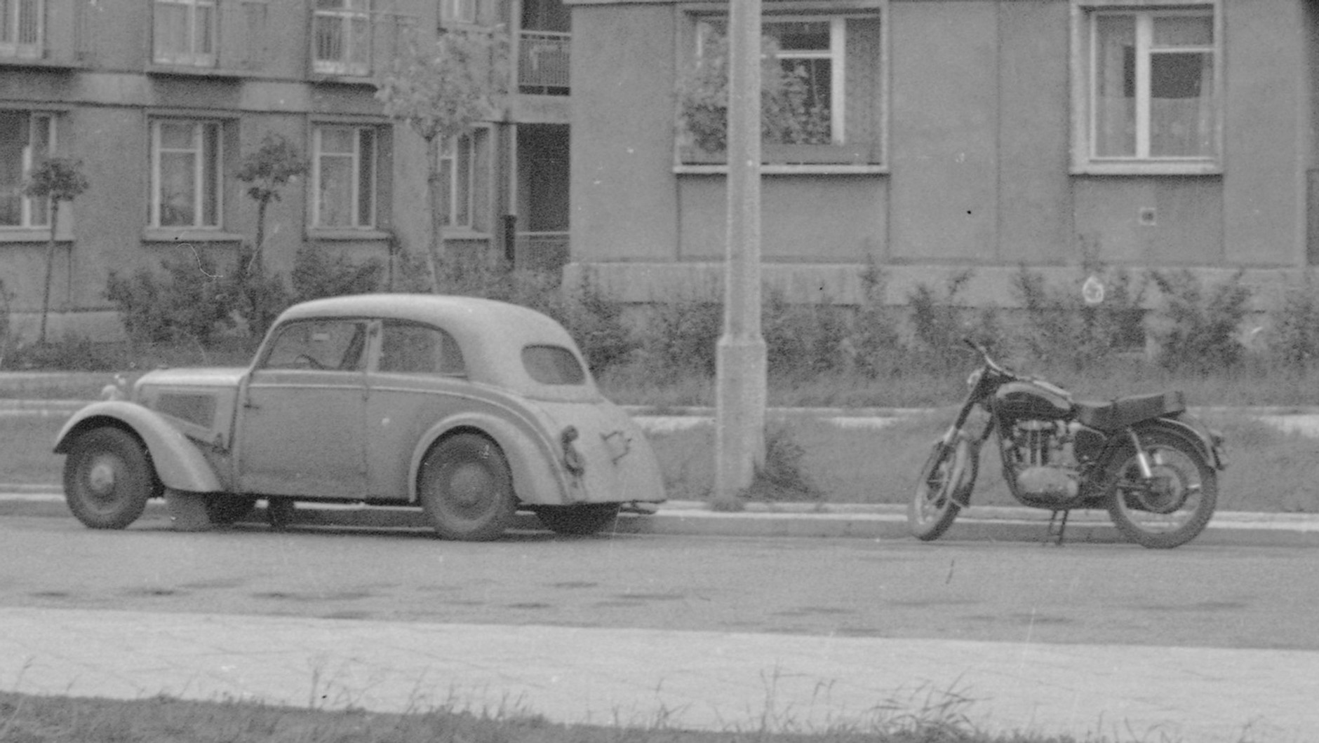 Junak M07 (po prawej) i IFA F8 w Warszawie (1963 r.)