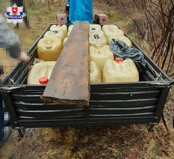 Przyczepa załadowana bańkami ze skradzionym paliwem
