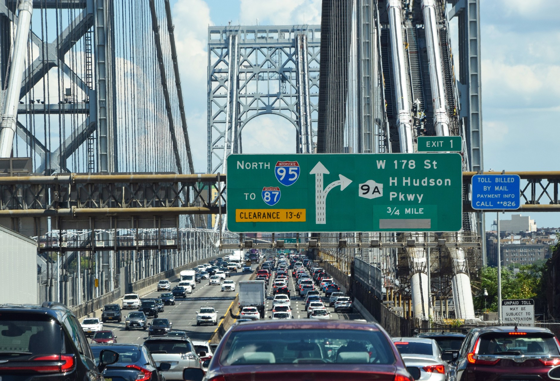 Brak chodników to w wielu stanach USA norma. Wiele dróg można pokonać wyłącznie samochodem – zdjęcie ilustracyjne