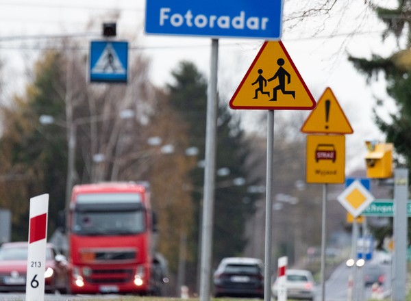 Słupki przy polskich drogach. Do czego tak naprawdę służą?