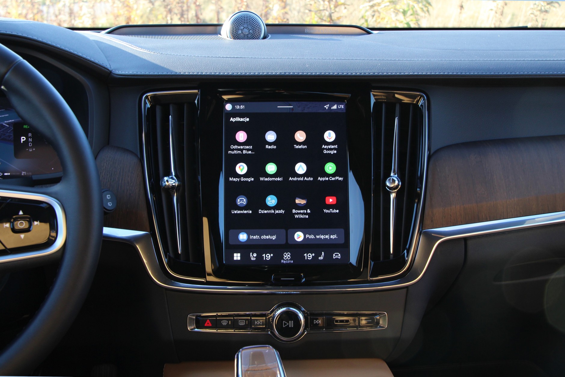 Po aktualizacji najczęściej używane opcje – nawigacja, multimedia, telefon – są dostępne bezpośrednio z ekranu głównego