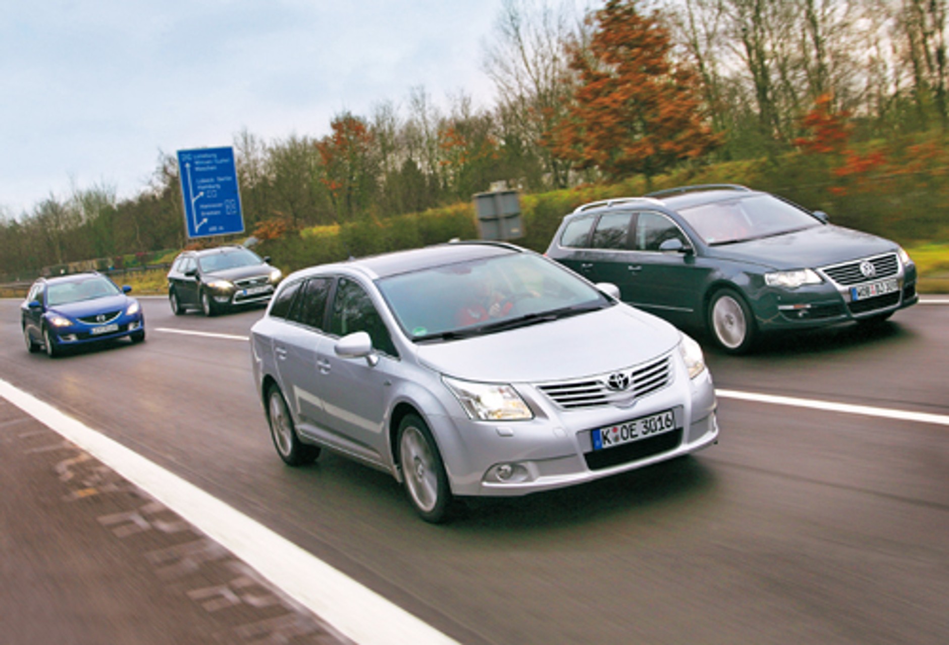 Nowa Toyota Avensis kontra VW Passat, Ford Mondeo i Mazda 6 - Porównanie szybkich i pojemnych ekspresowych kombi