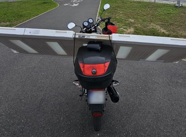 Przewoził drzwi na... skuterze. Policjanci natychmiast go zatrzymali