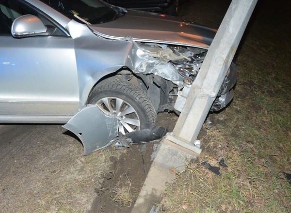 Pijana wjechała w latarnię. Na miejsce wróciła z trzeźwą znajomą