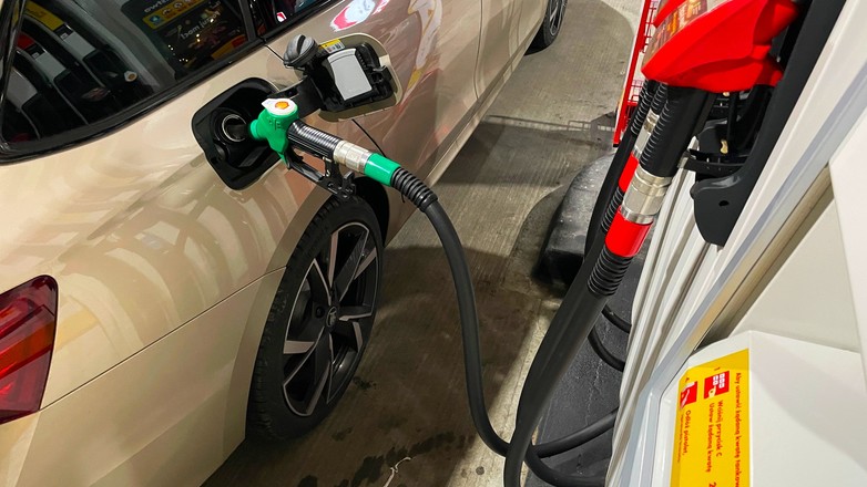 Tankowanie samochodu na stacji paliw