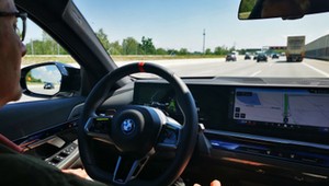 BMW odpaliło autopilota w Niemczech. Auto jedzie, kierowca odpoczywa. Sprawdziłem, jak to działa