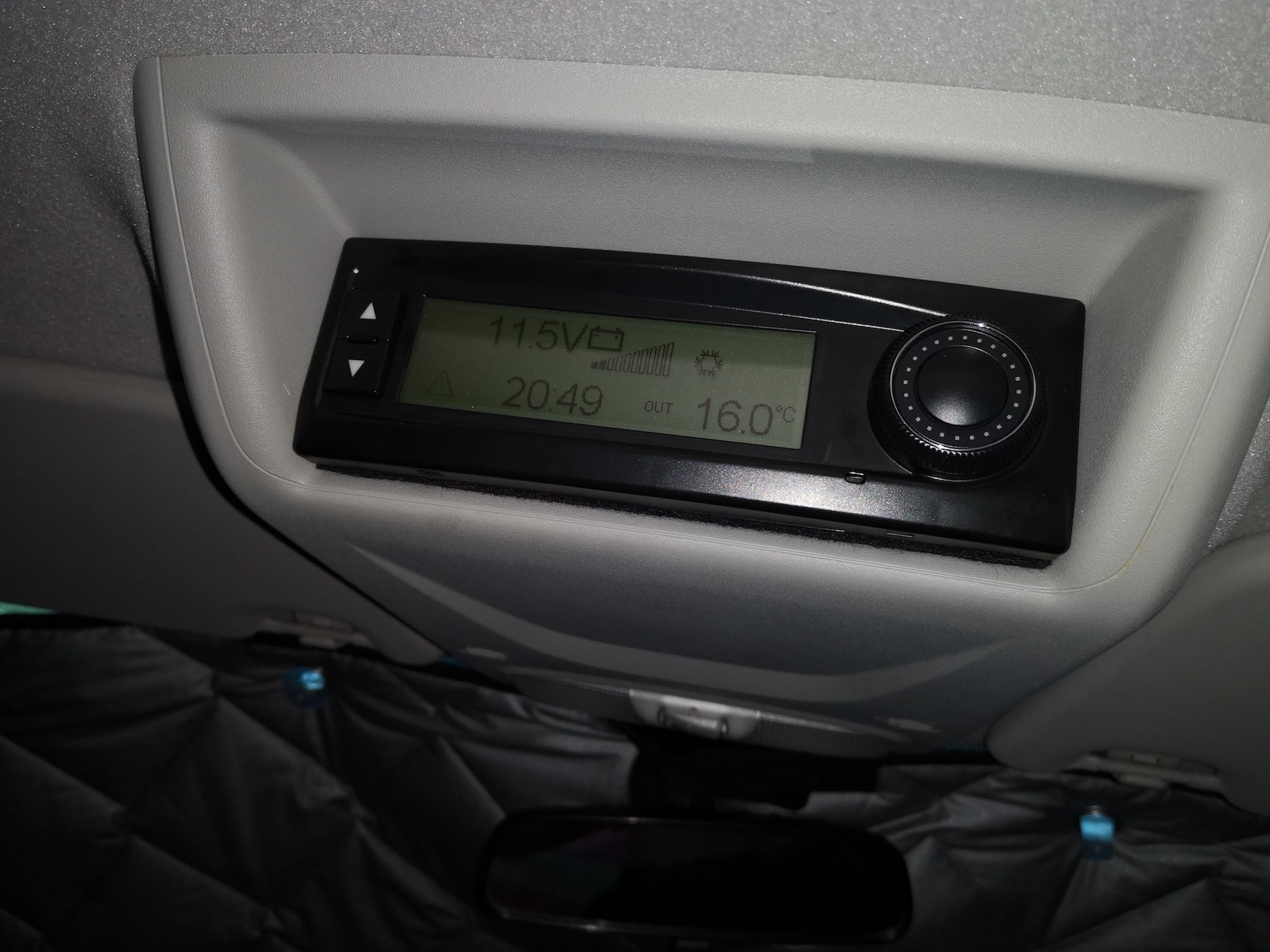 Ford Transit Custom Nugget Plus: panel do sterowania wyposażeniem, m.in. lodówką i ogrzewaniem. Na wyświetlaczu można m.in. podejrzeć stan akumulatora i poziom wody w zbiornikach