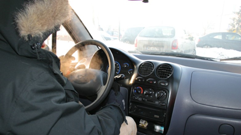 Jak zimą ubrać się do jazdy autem?