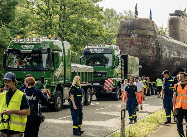 Gigant na drodze. 500-tonowy U-Boot był przewożony ciężarówką