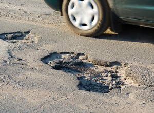 Jak uzyskać odszkodowanie za uszkodzenie auta na dziurawej drodze?