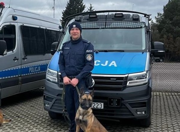 Na miejsce wypadku wezwano śmigłowiec. Policjant jako pierwszy ratował ofiary