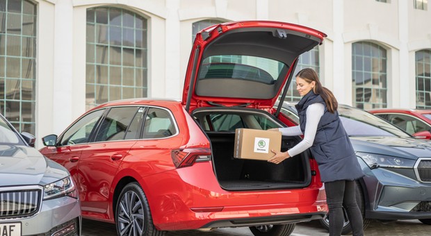 Skoda w Czechach testuje dostawę kurierską wprost do samochodu