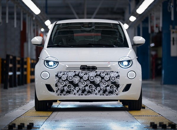 Fiat przerobił elektryka na model spalinowy. 500 Hybrid niedługo trafi do produkcji