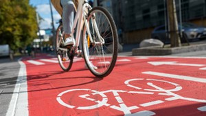 Z dzieckiem po ścieżce dla rowerów? Nie masz prawa. Ten i inne zaskakujące przepisy dla rowerzystów i kierowców aut