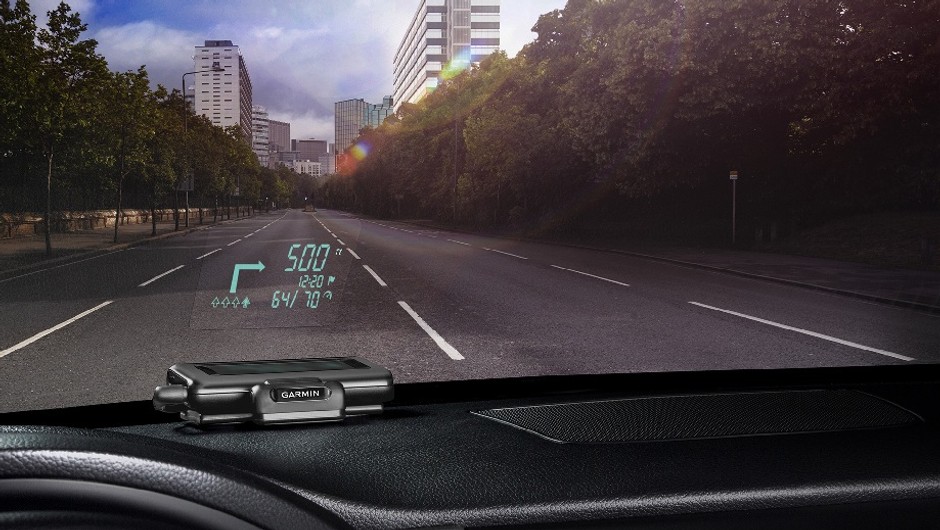Garmin HUD wyświetla obraz na szybie samochodu lub na własnym przezroczystym ekr
